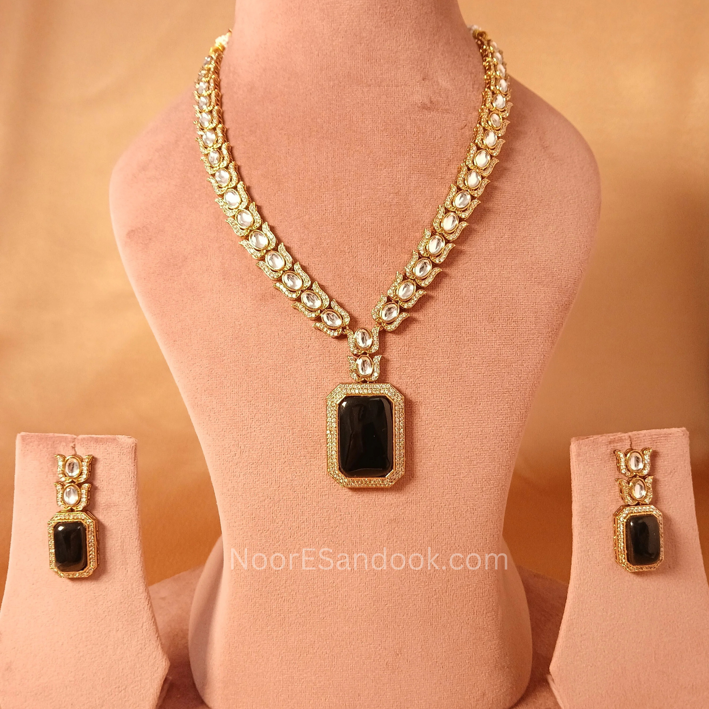 Victorian long necklace with doublet stone (black)