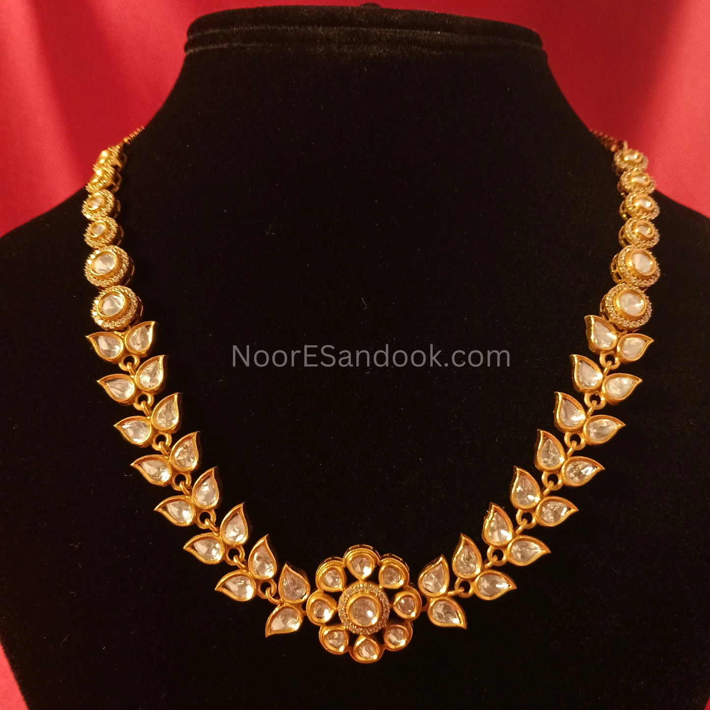 Kundan Necklace With Flower Detailing