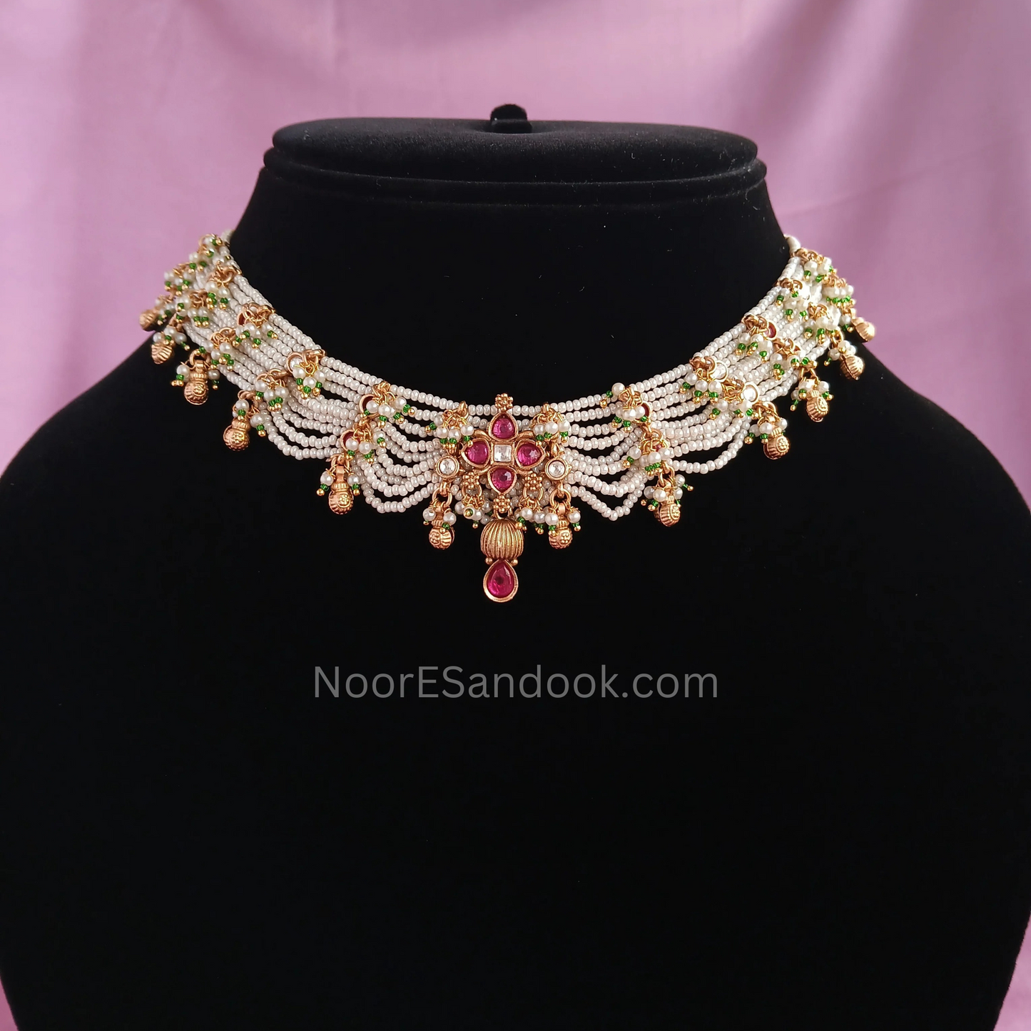 Small pearl layer necklace with pendant