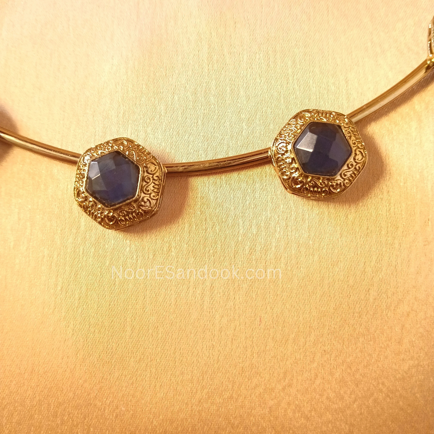 Huslee with attached doublet stone (Blue)