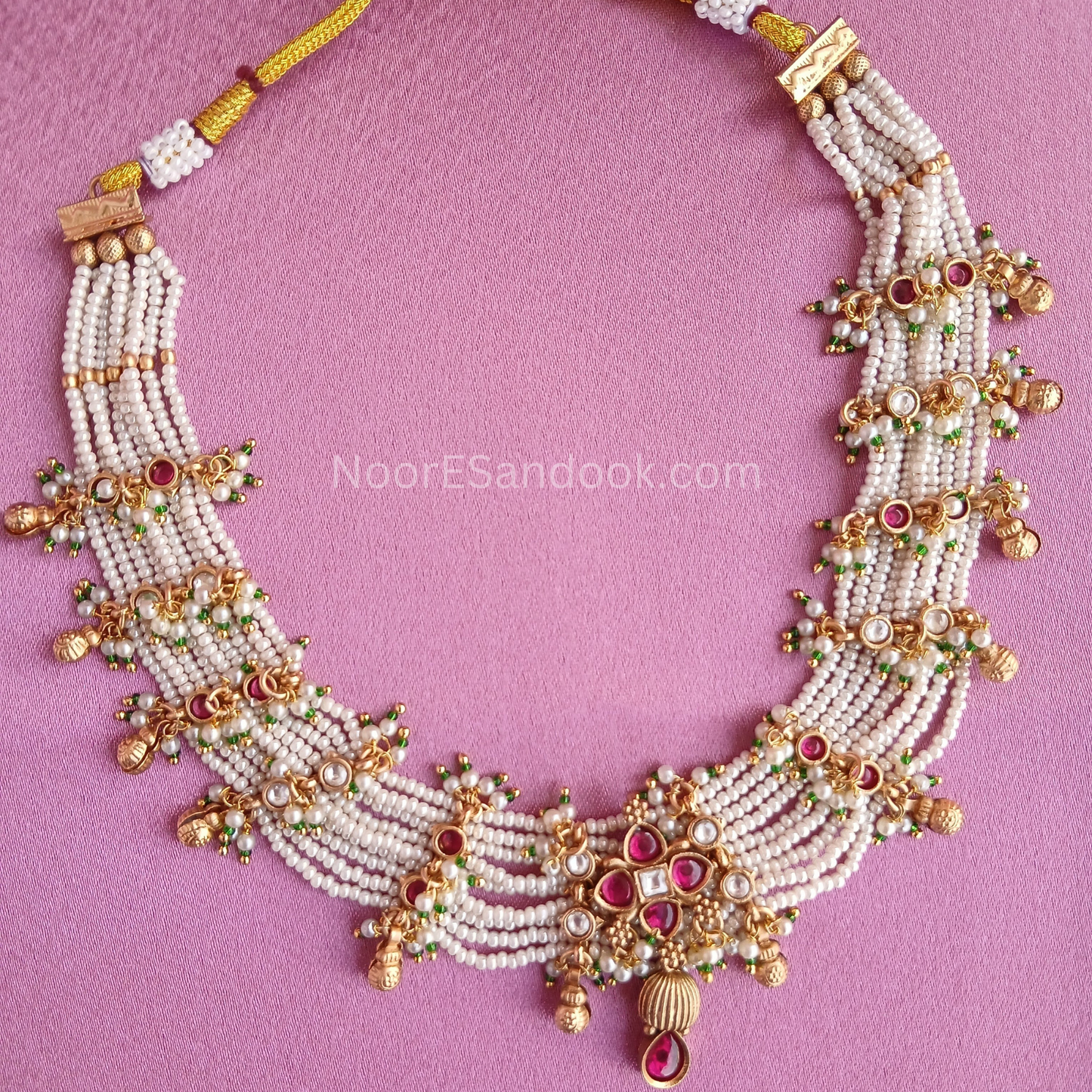 Small pearl layer necklace with pendant