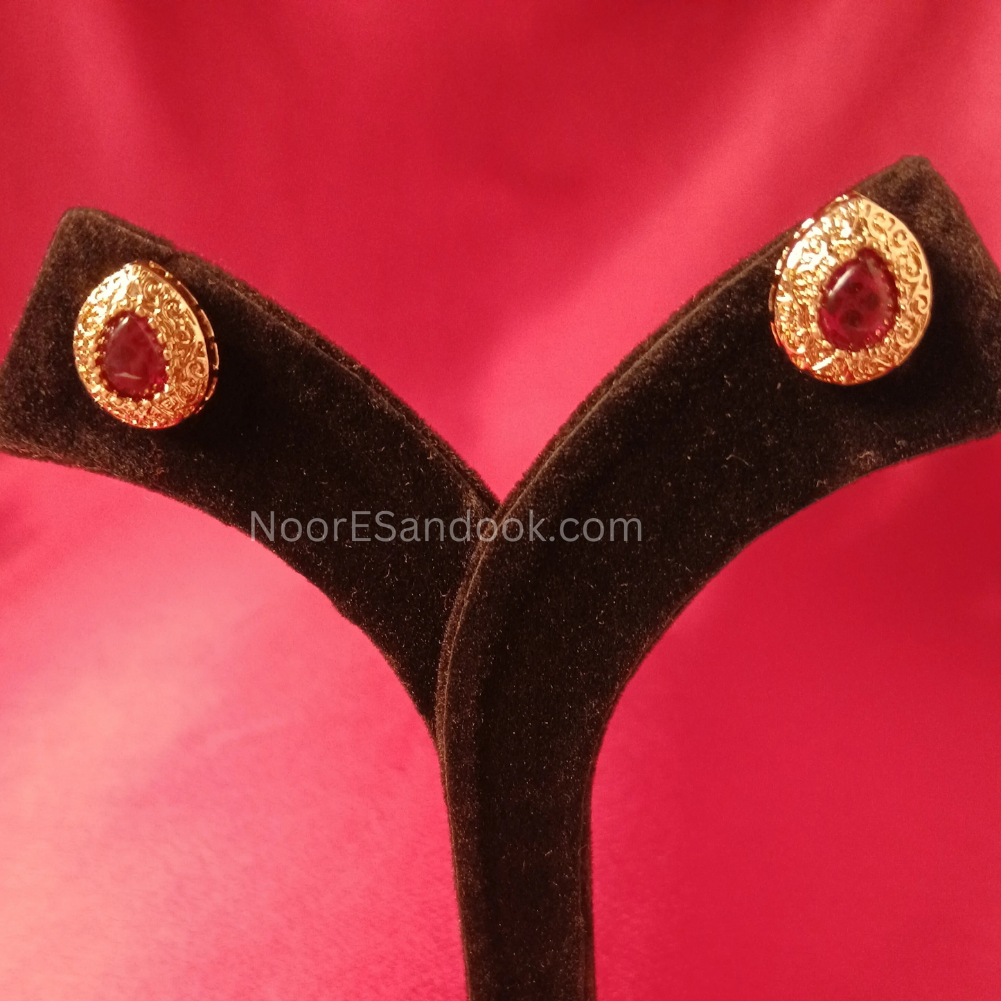 Huslee with attached doublet stone (Red)