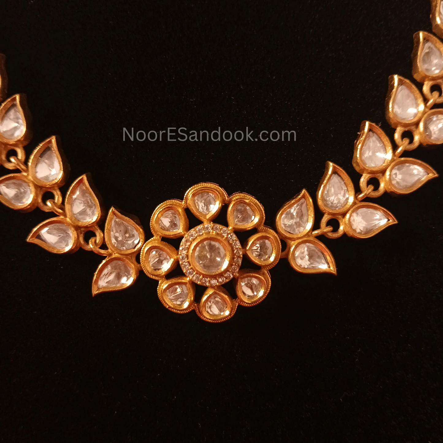 Kundan Necklace With Flower Detailing