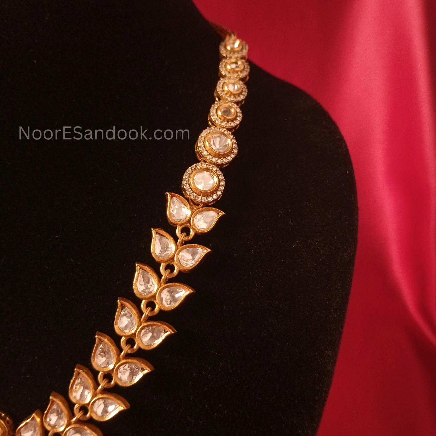 Kundan Necklace With Flower Detailing