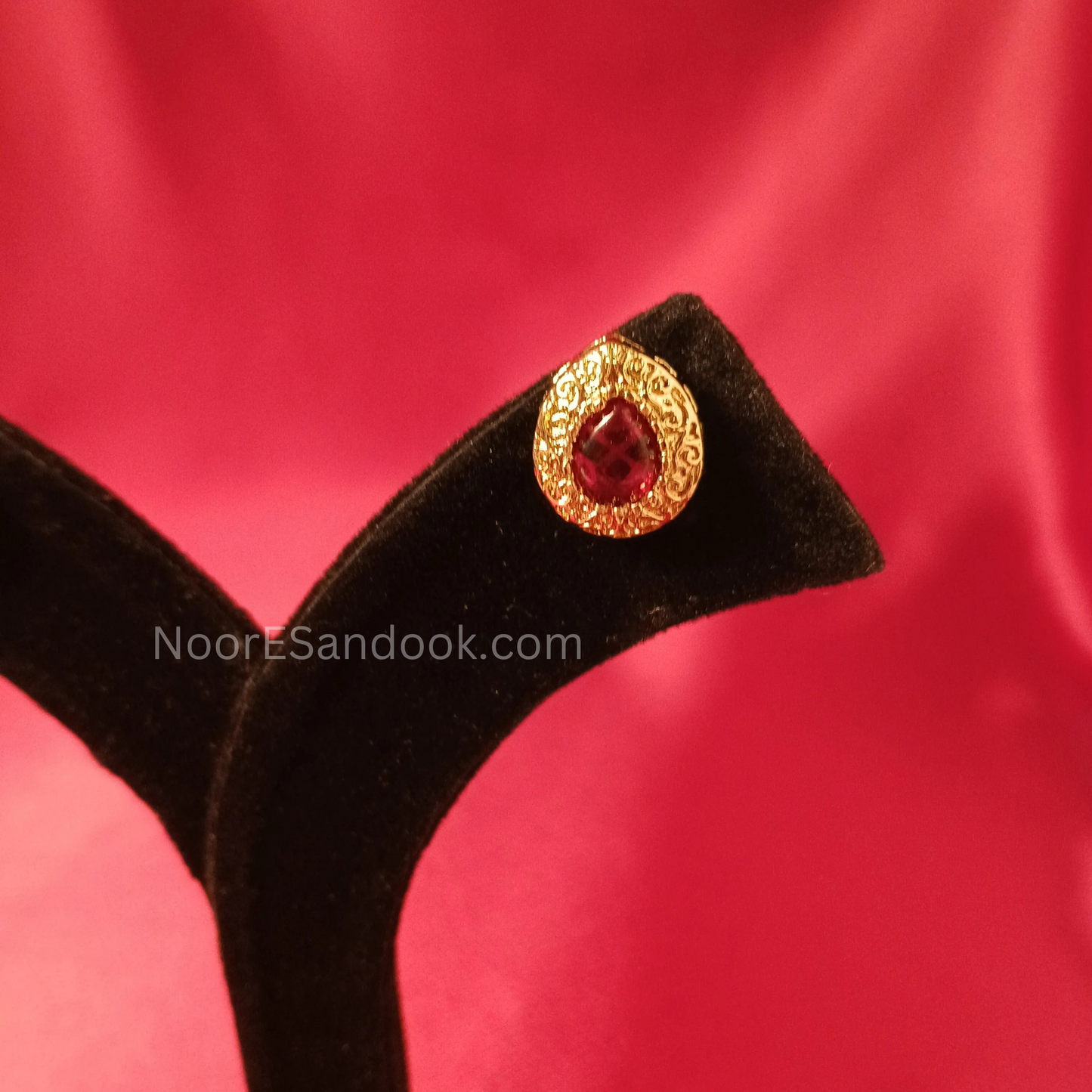 Huslee with attached doublet stone (Red)