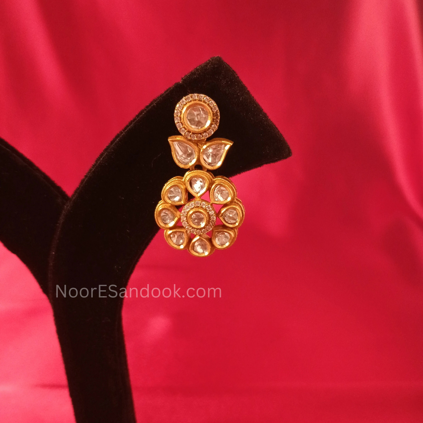 Kundan Necklace With Flower Detailing