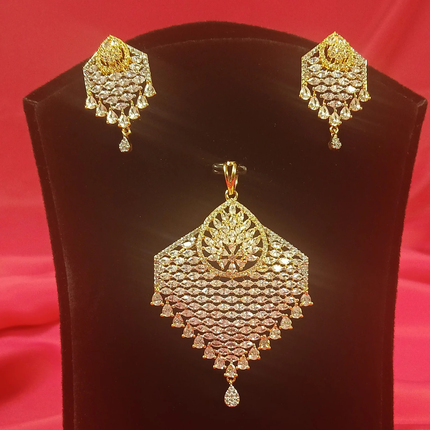Regal Noor Pendant Set