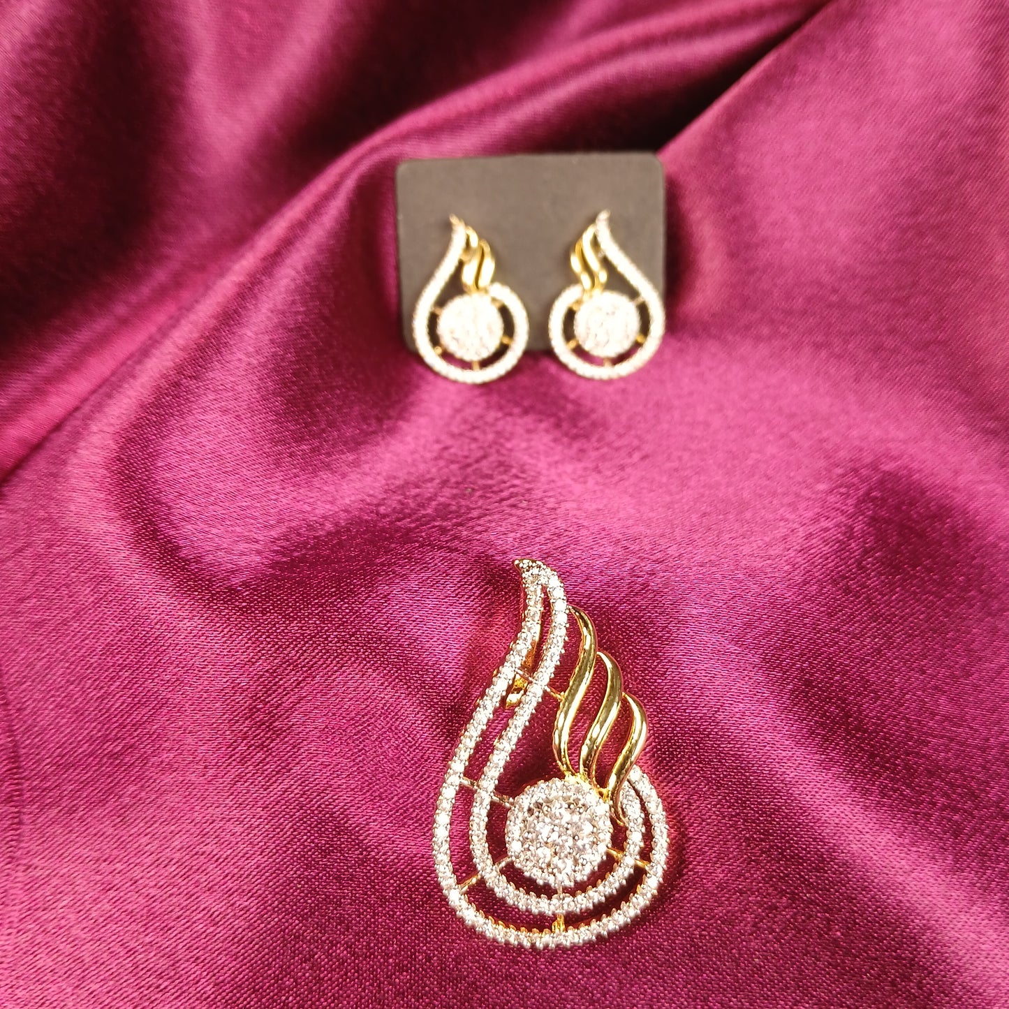 Elegant Glow Pendant Set – American Diamond