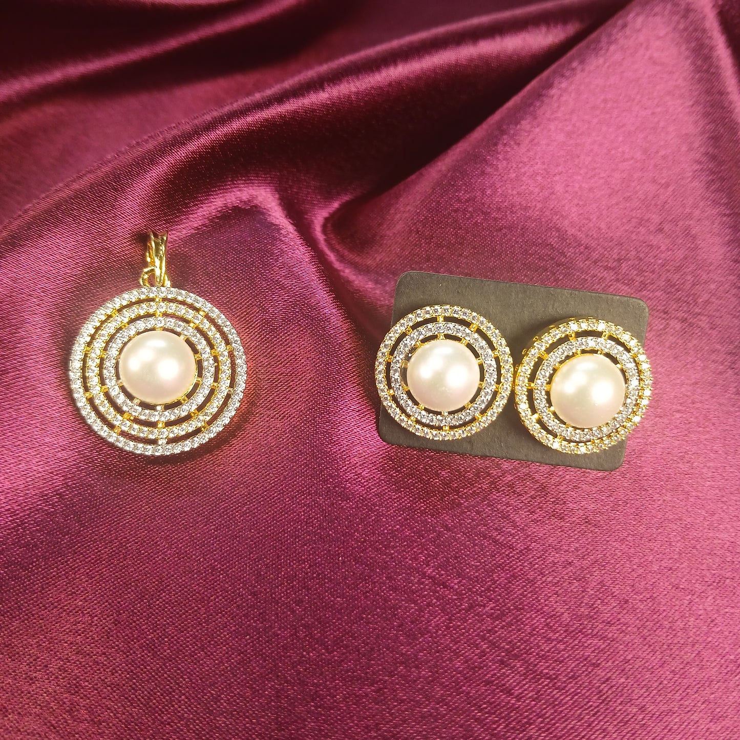 Adorable Pearls Pendant Set