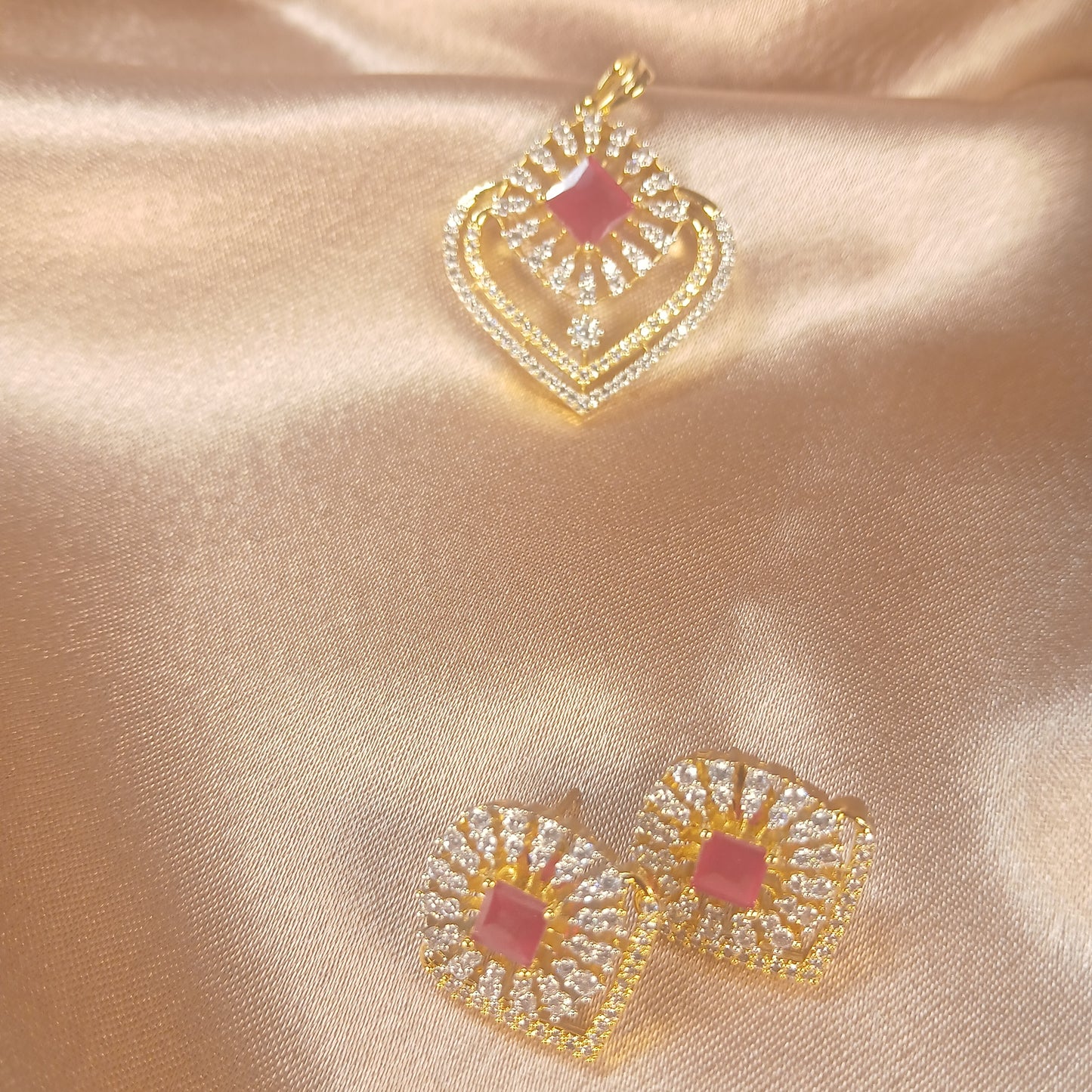 Regal Pendant Set