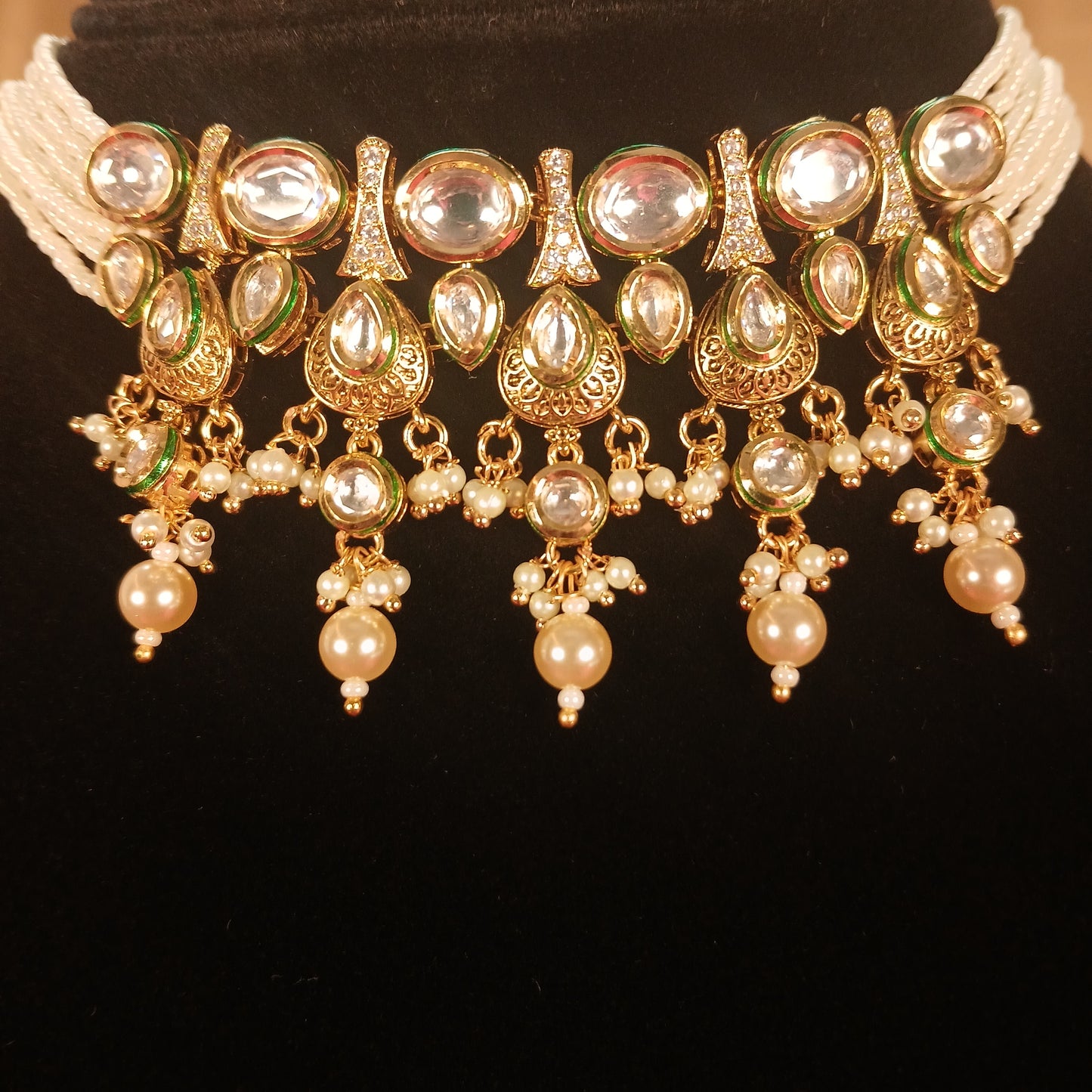 Farah Noor Choker
