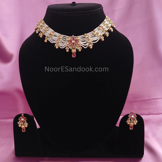 Small pearl layer necklace with pendant