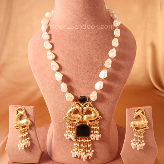 Long Antique Big Pendant with pearl chain (Blue)