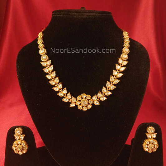 Kundan Necklace With Flower Detailing