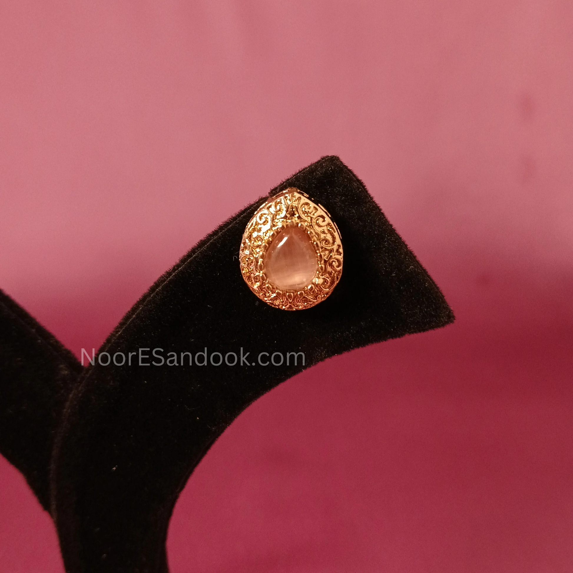Huslee with attached doublet stone (Pink)