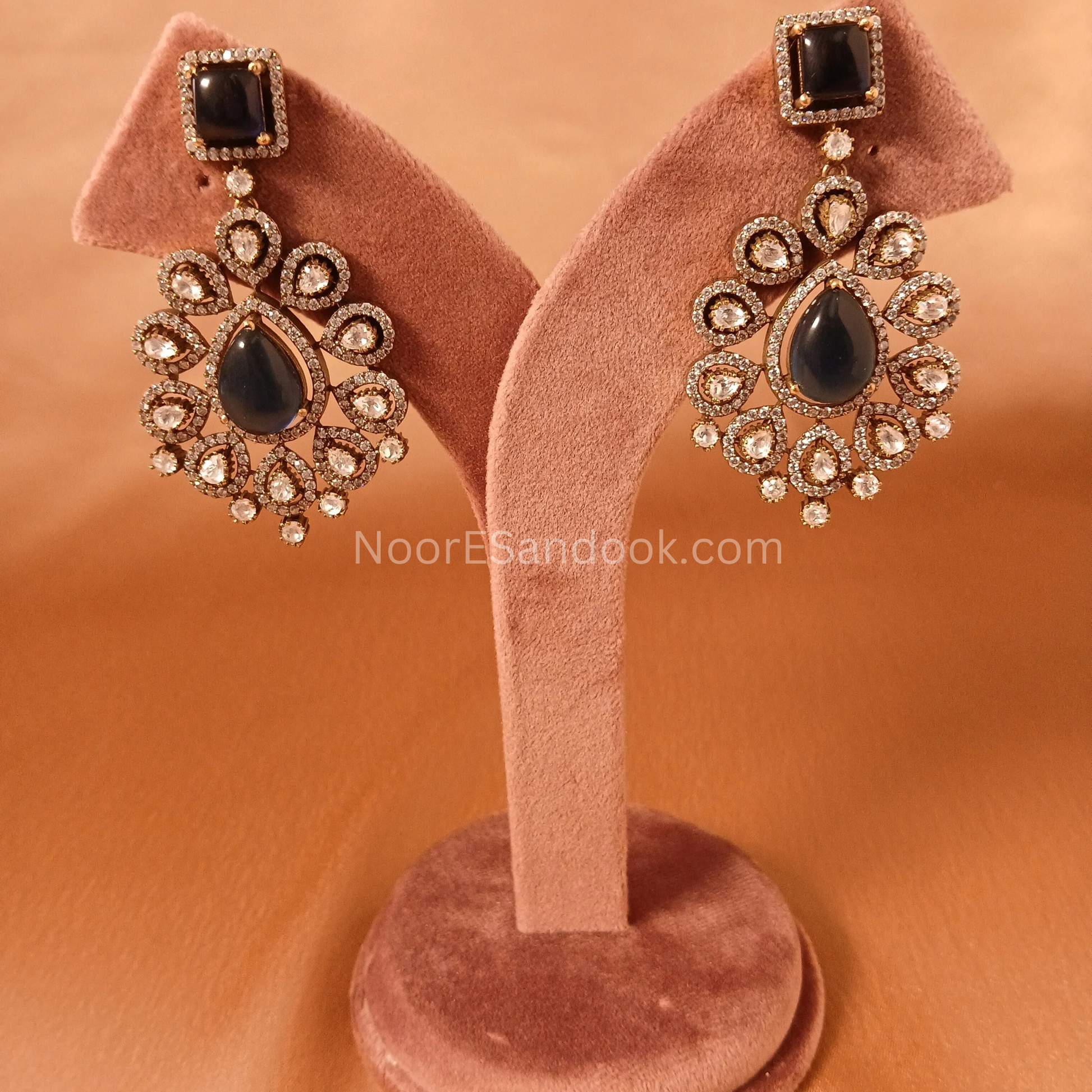 Victorian with elegant big pendant
