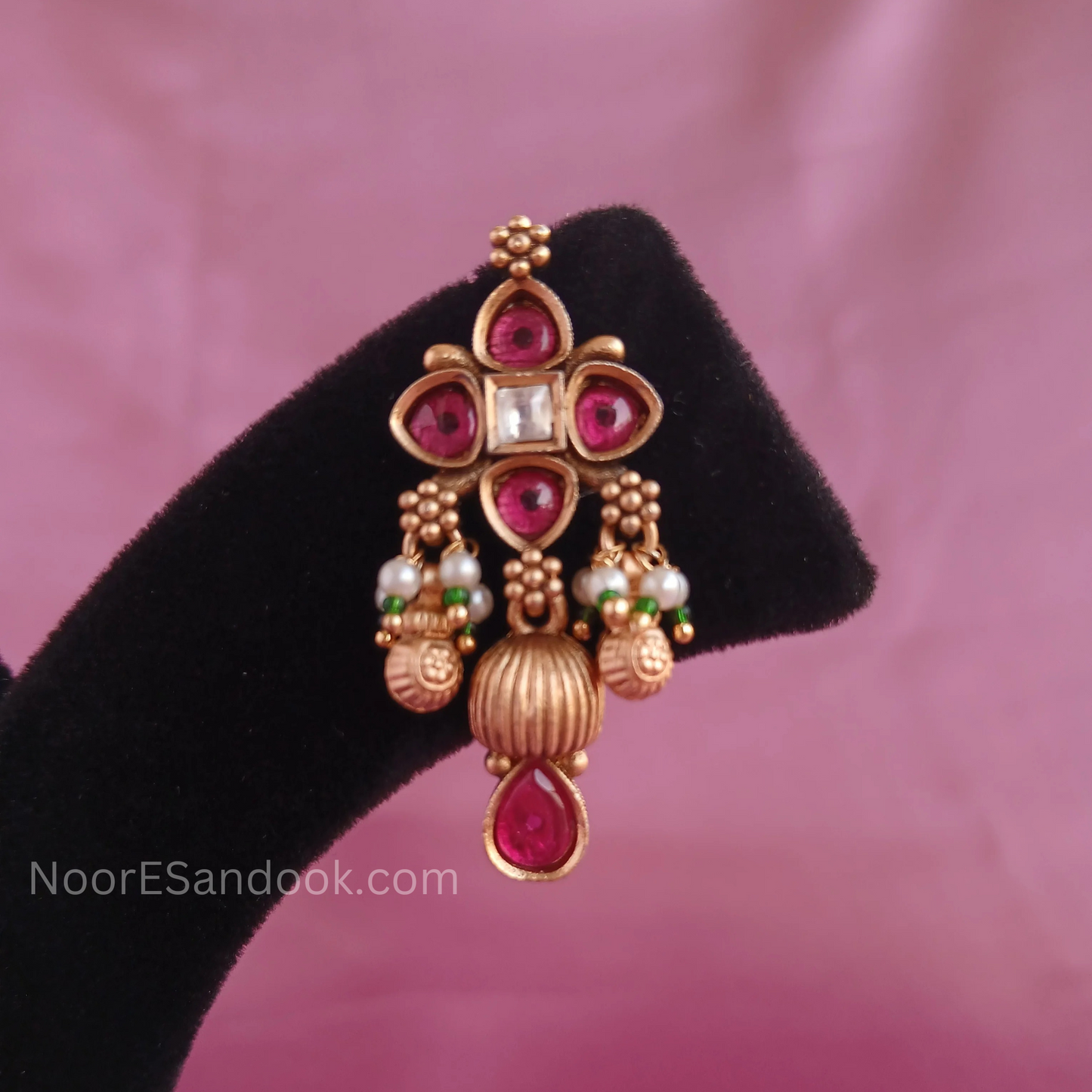 Small pearl layer necklace with pendant
